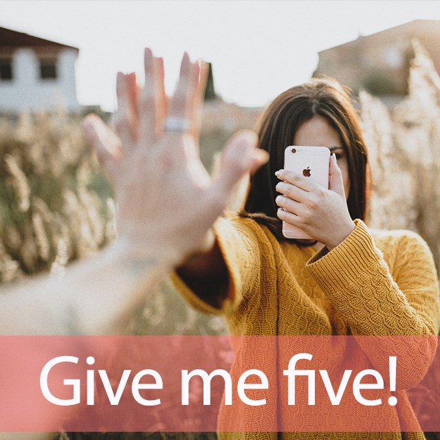 「ファイブ」を知ってれば…ゼッタイ話せる英会話→ Give me five.
